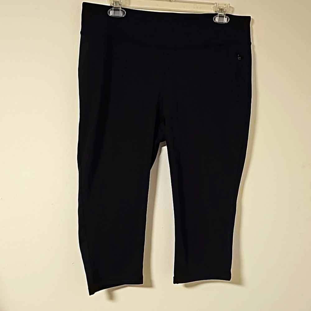 Athlete black capris leggings. Size XL. Zipper pocket.‎
